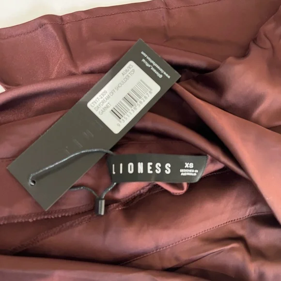 NWT LIONESS DAYDREAM OFF SHOULDER TOP IN GARNET - Picture 7 of 8